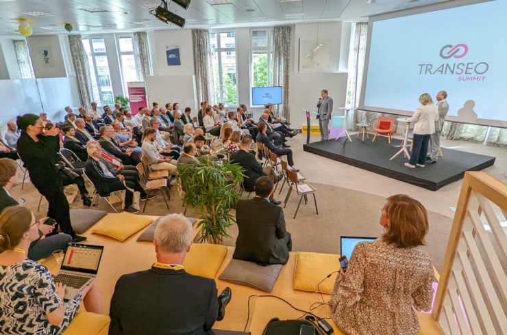 Les participants au Transeo Summit de Paris écoutent les présentation des différents intervenants