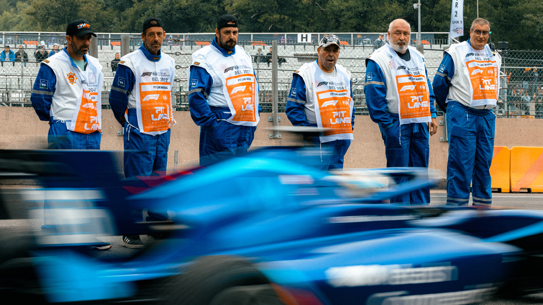 Les commissaires de pistes du circuit de Spa regarde passer une F1 lors du Spa Grand Prix