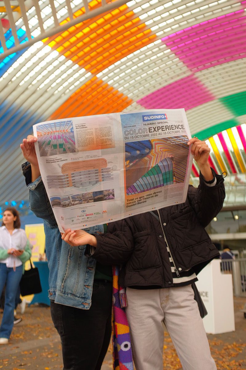 Le journal Color Experience sous l'oeuvre de Daniel Buren dans la gare de Liège-Guillemins