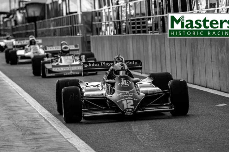 Une formule 1 historique de Masters Historic Racing pour illustrer le social live de Braconnier