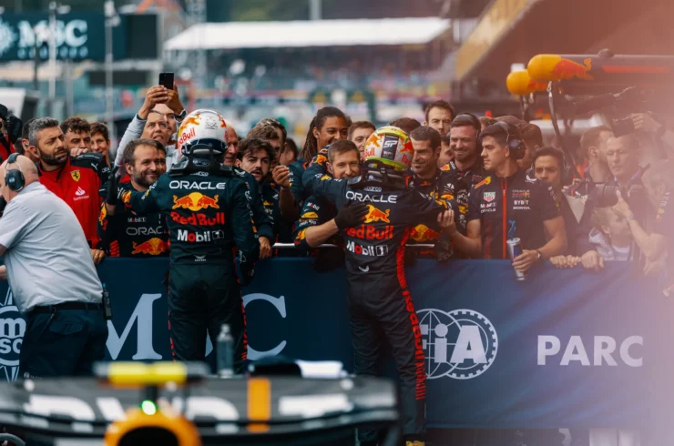 Verstappen et Perez sont congratulés par la team Redbull lors du Grand Prix de Belgique de F1 en 2023