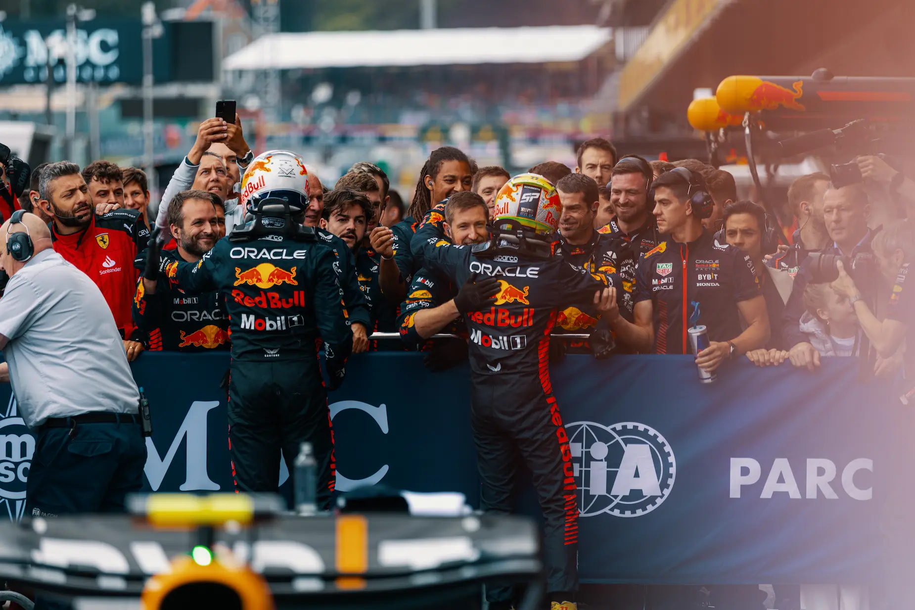 Verstappen et Perez sont congratulés par la team Redbull lors du Grand Prix de Belgique de F1 en 2023