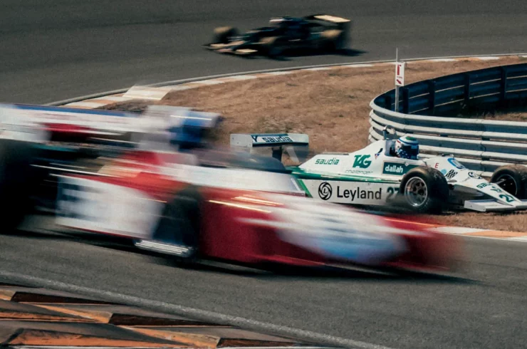 La F1 historique Williams FW07 sortie de piste à Zandvoort lors du Grand Prix historique de Zandvoort