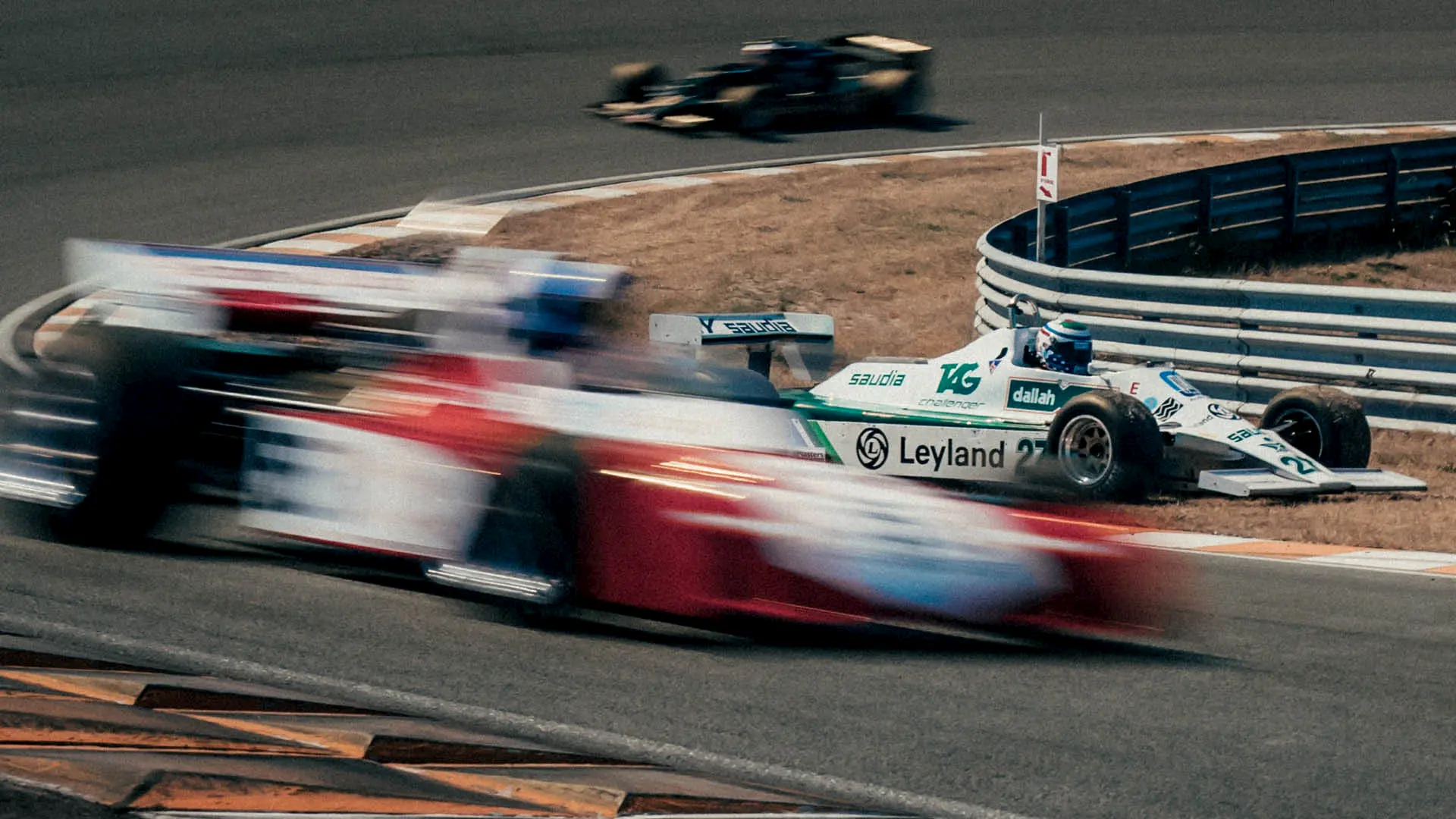 La F1 historique Williams FW07 sortie de piste à Zandvoort lors du Grand Prix historique de Zandvoort