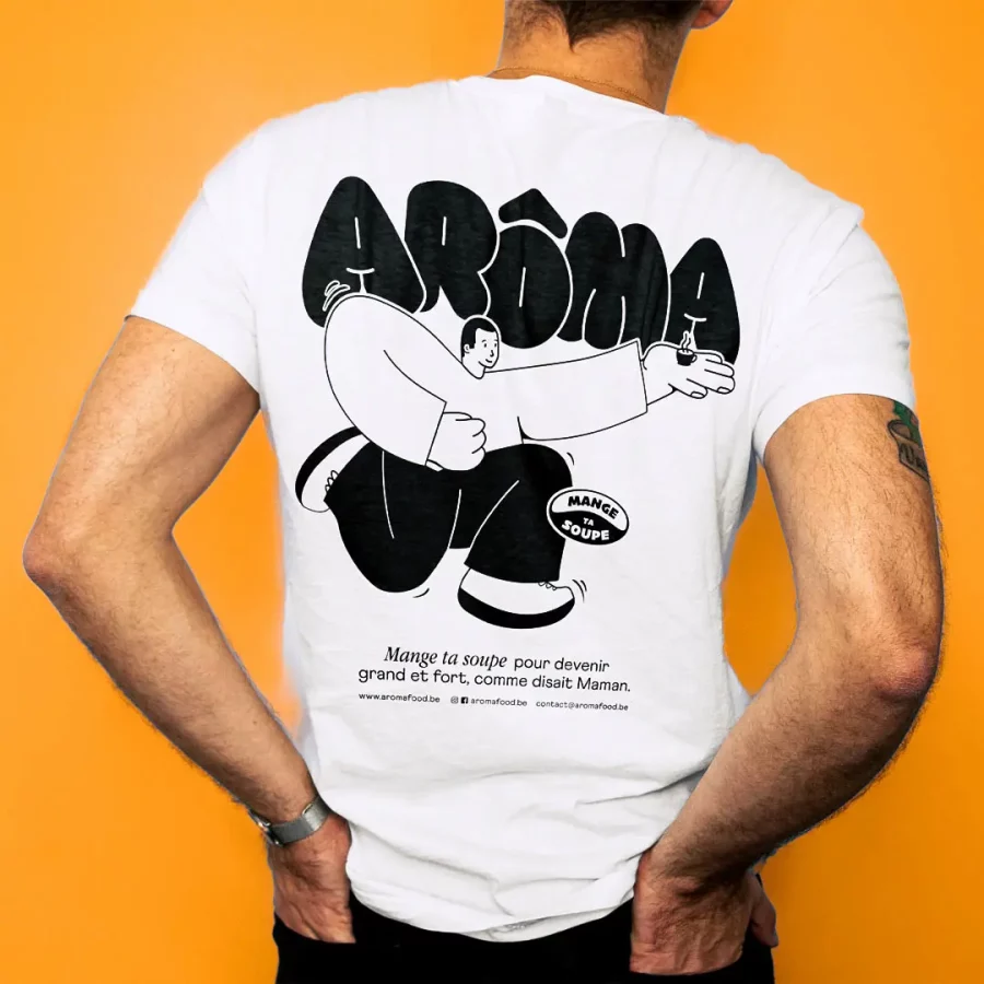 Un homme portant le t-shirt aux couleurs des soupes Arôma, vu de dos